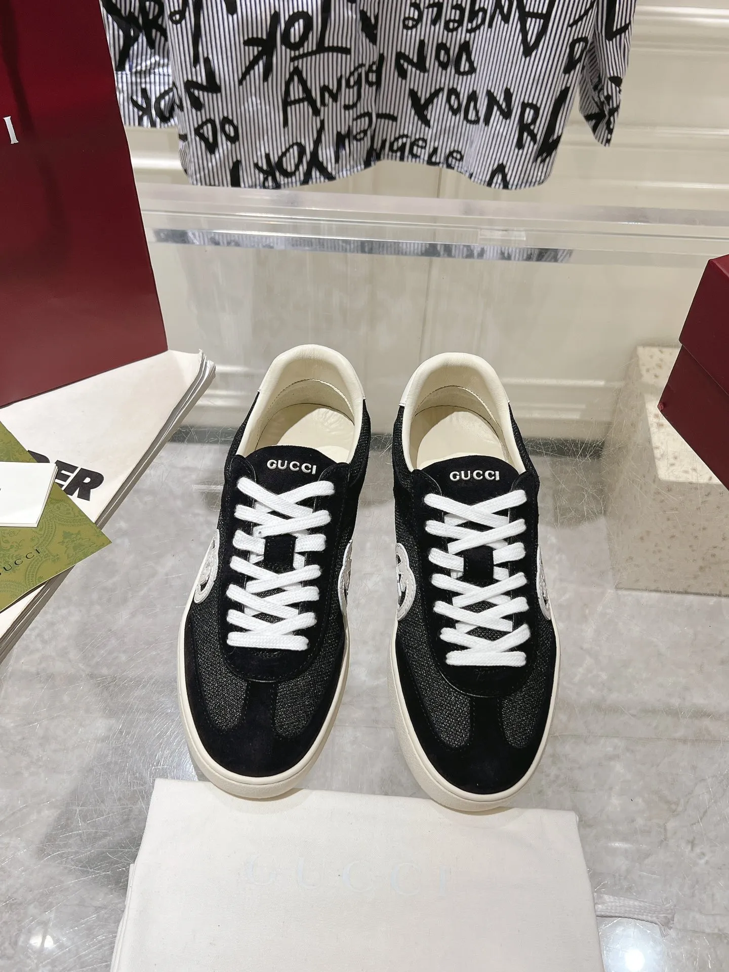 👟👟Ex-factory price 540👟👟Men's size +10 New upgraded version🔥Gucci 2024 new white shoes casual shoes hot recommendation, original TPU soles, original fabrics, original sheepskin lining sheepskin feet🔥Original cover craftsmanship is reproduced one to one! The pursuit of ultimate comfort! 🔥🔥 [Love] Fabric: Imported cow suede + mesh [Love] Packing: Counter-matched red shoe box ➕ Aviation airplane box [Love] Code number: 35-45